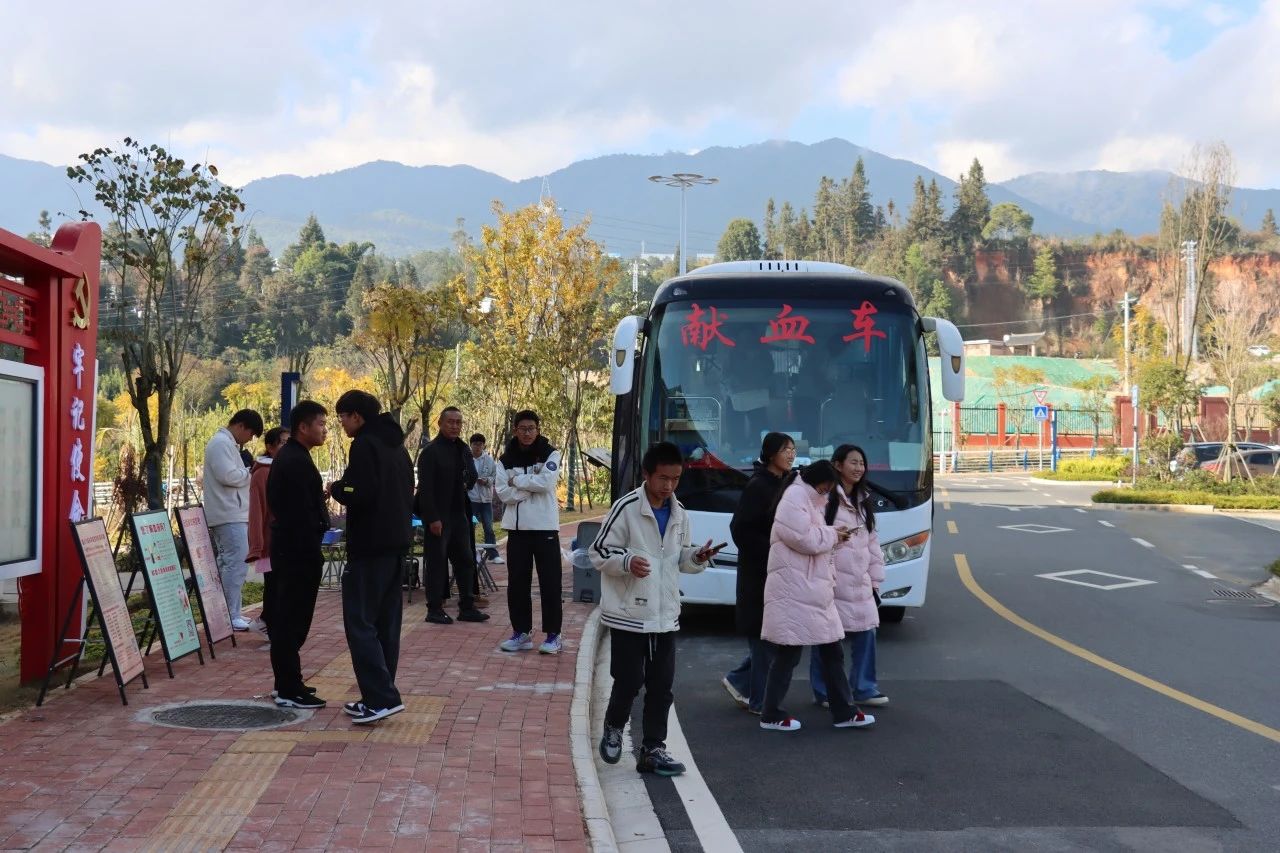 热血汇聚，爱满校园—— beat365正版唯一入口必一师生参加无偿献血活动