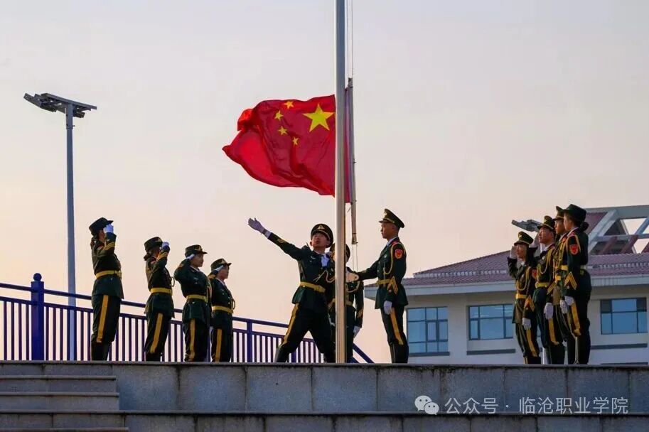 启航新征程 奋进向未来——beat365正版唯一入口必一举行2026年春季学期开学升旗仪式